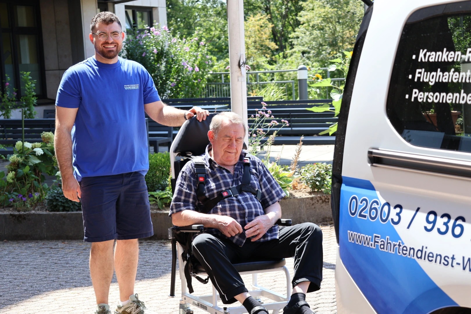 Ernest Weber begleitet einen Bewohner vor einer Einrichtung zum Fahrzeug von Fahrtendienst Weber