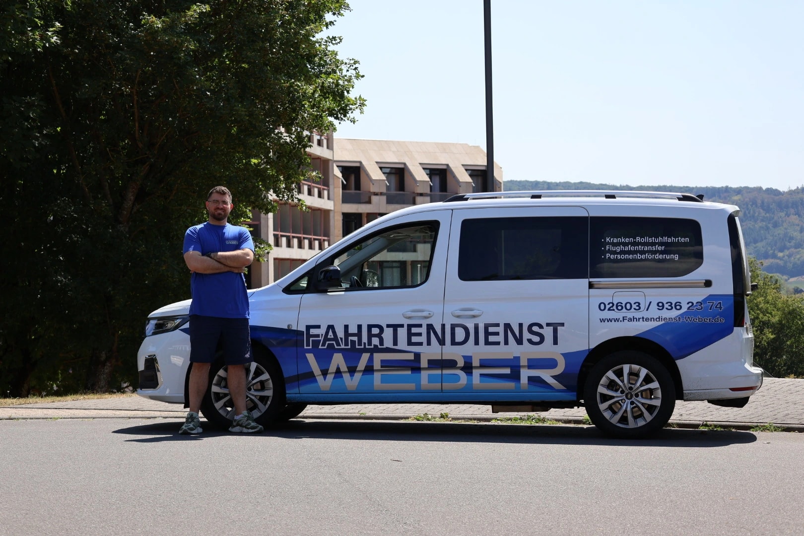 Ernest Weber mit dem gebrandeten Fahrzeug von Fahrtendienst Weber