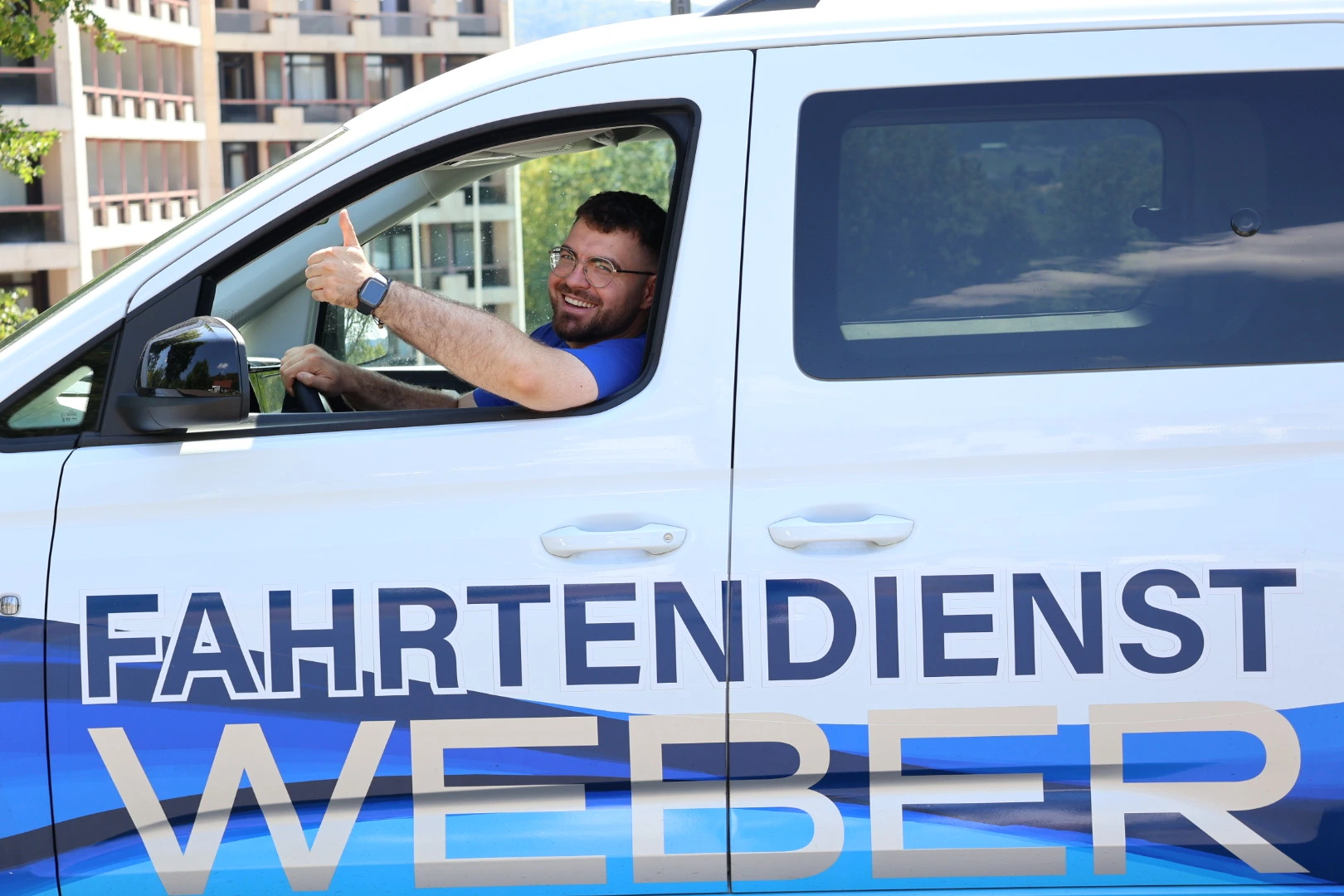 Ernest Weber am Steuer seines Fahrtendienst-Fahrzeugs, bereit für den Flughafentransfer