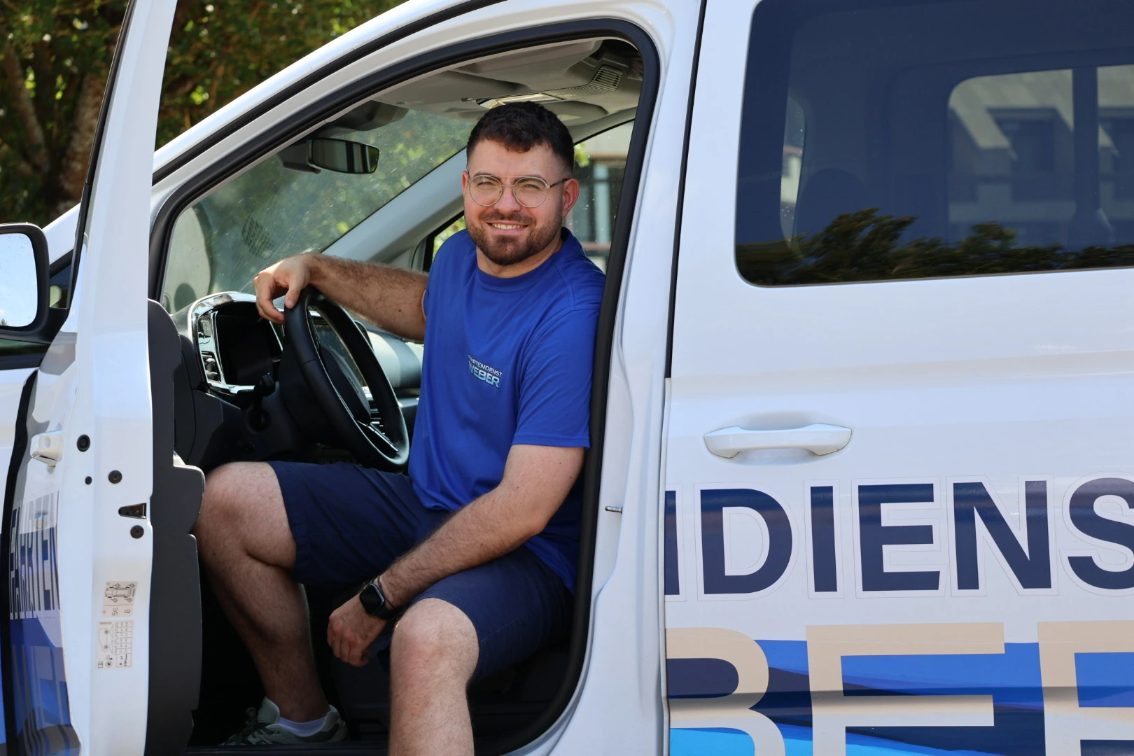 Ernest Weber als vertrauter Fahrer am Steuer für sichere Schülerfahrten