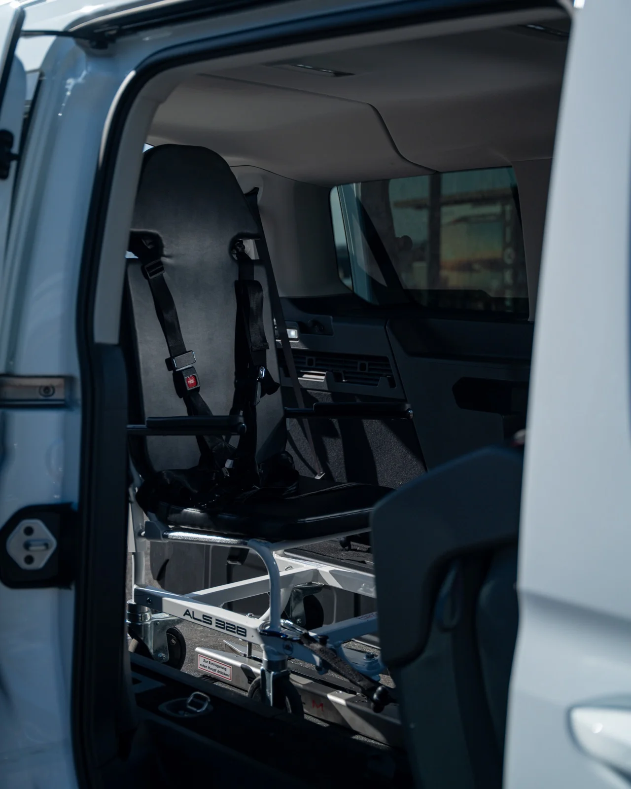 Krankenfahrt mit Tragestuhl im Ford Tourneo Connect von Fahrtendienst Weber