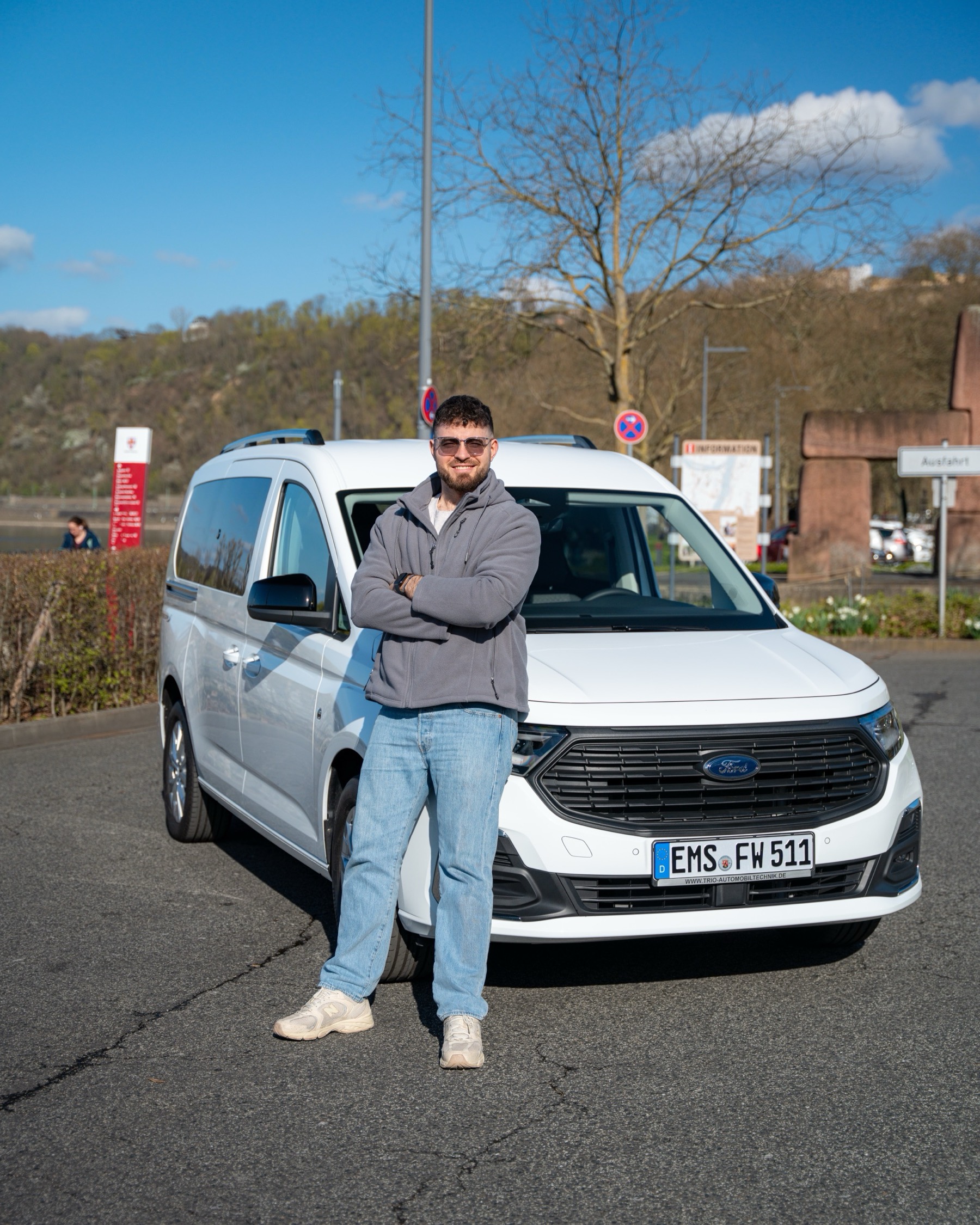 Ernest Weber vor seinem Fahrtendienst-Fahrzeug in Bad Ems